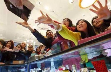 肏天津女人的屄中国人依然爱赴日旅游 消费已由爆买转向网购